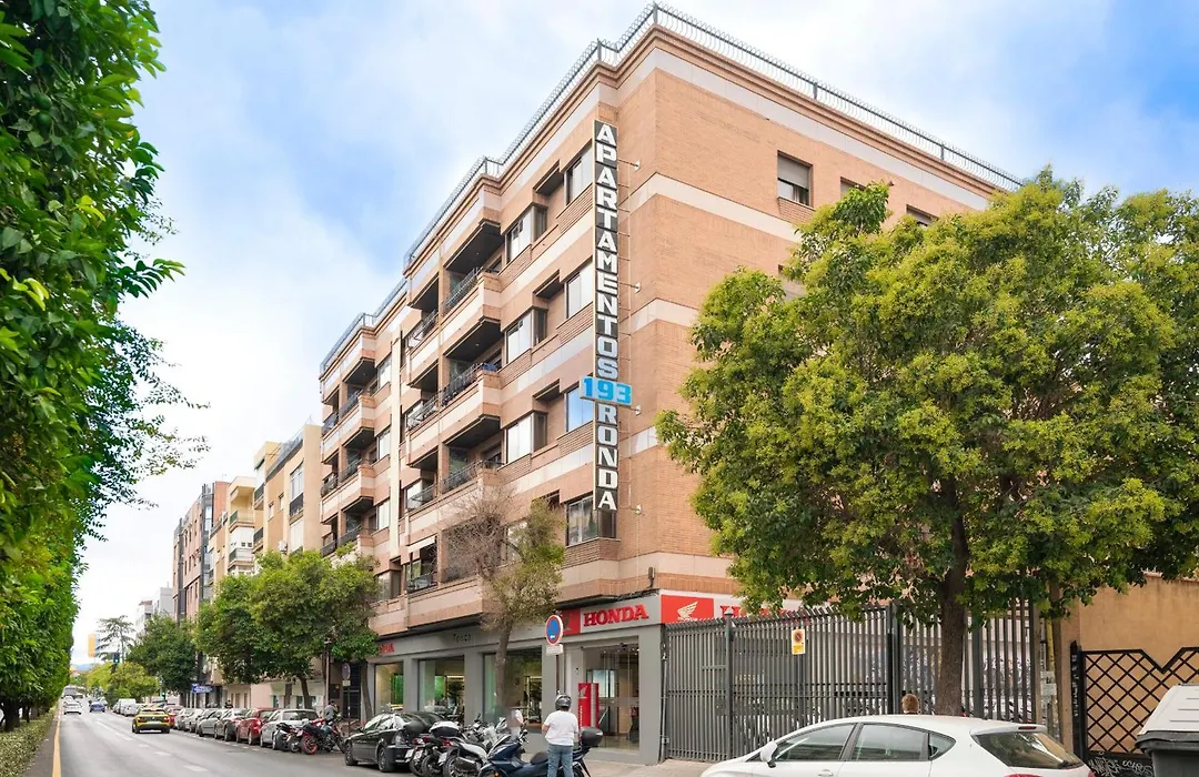 Ronda Suites 193 junto a hospitales y cerca centro con Parking Gratis-1